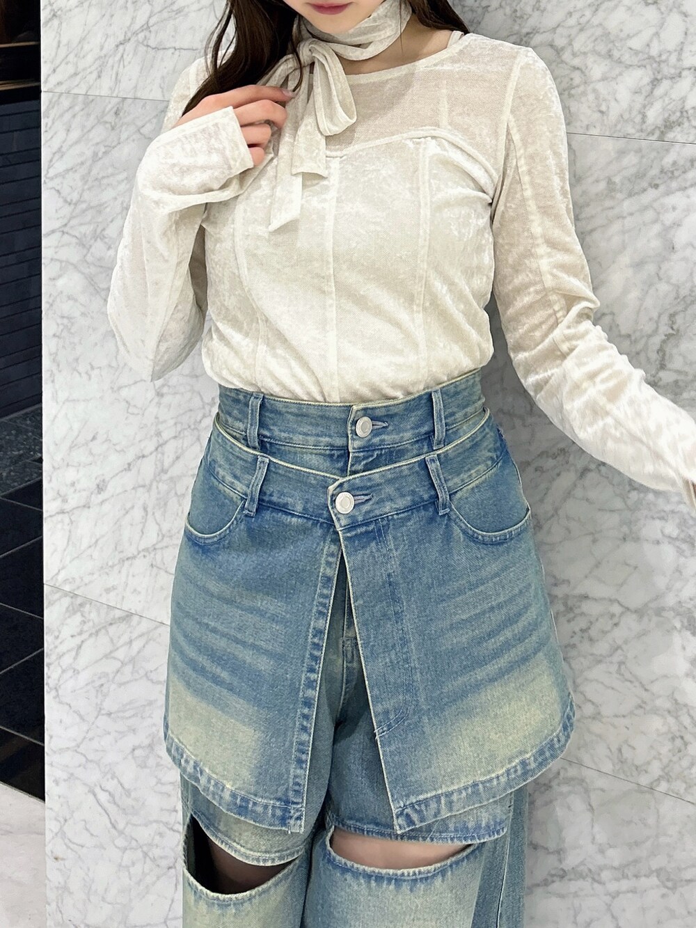 ホワイト系のTシャツ/カットソー、ブルー系のデニムパンツ、シルバー系のローファーを着用したレディースの春コーディネートの9枚目の写真