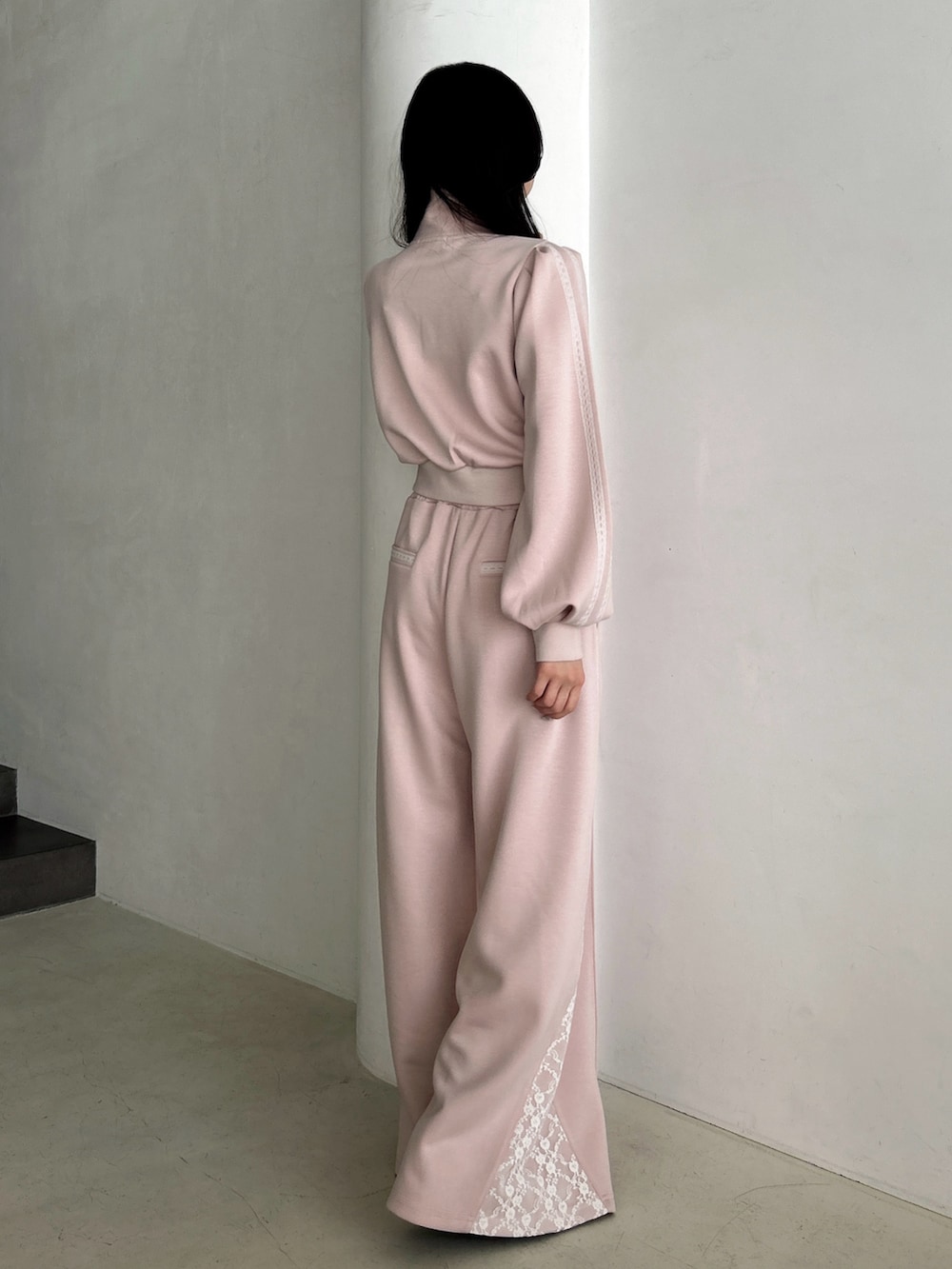 ピンク系のスウェット、ピンク系のスウェットパンツを着用したレディースの冬コーディネートの5枚目の写真