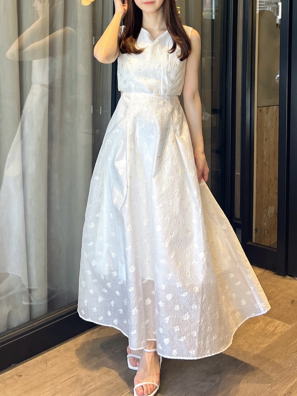 ホワイト系のワンピース、ホワイト系のサンダルを着用したレディースの秋コーディネートの4枚目の写真