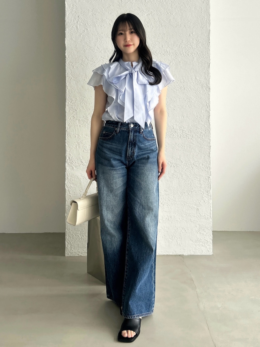 ブルー系のシャツ/ブラウス、ブルー系のデニムパンツを着用したレディースの春コーディネートの3枚目の写真