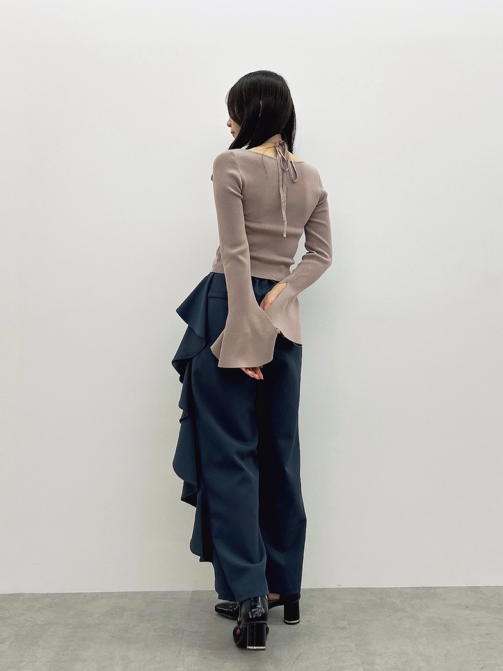 グレー系のその他パンツを着用したレディースの春コーディネートの4枚目の写真