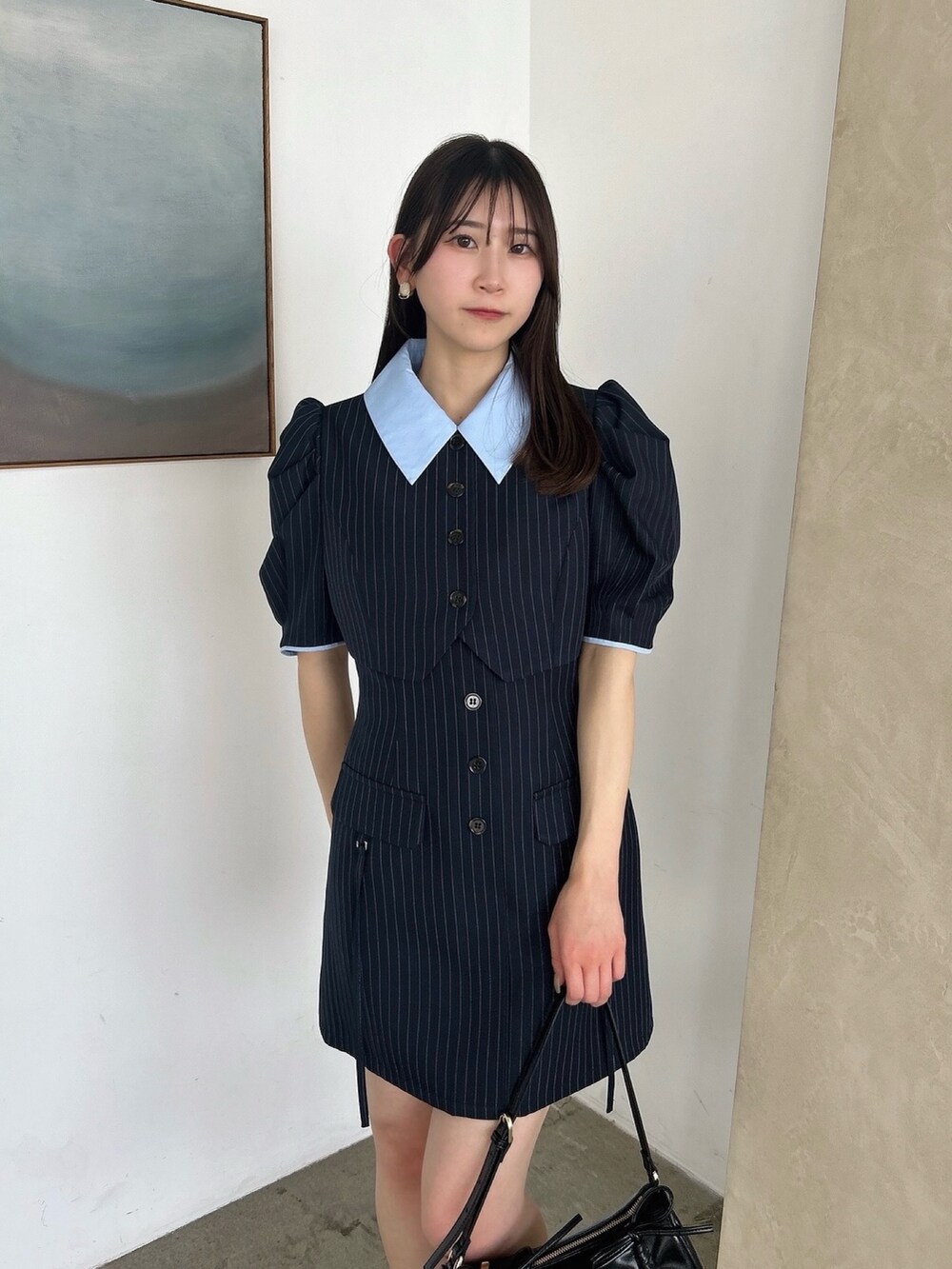 ブルー系のワンピース、ブラック系のローファーを着用したレディースの冬コーディネートの7枚目の写真