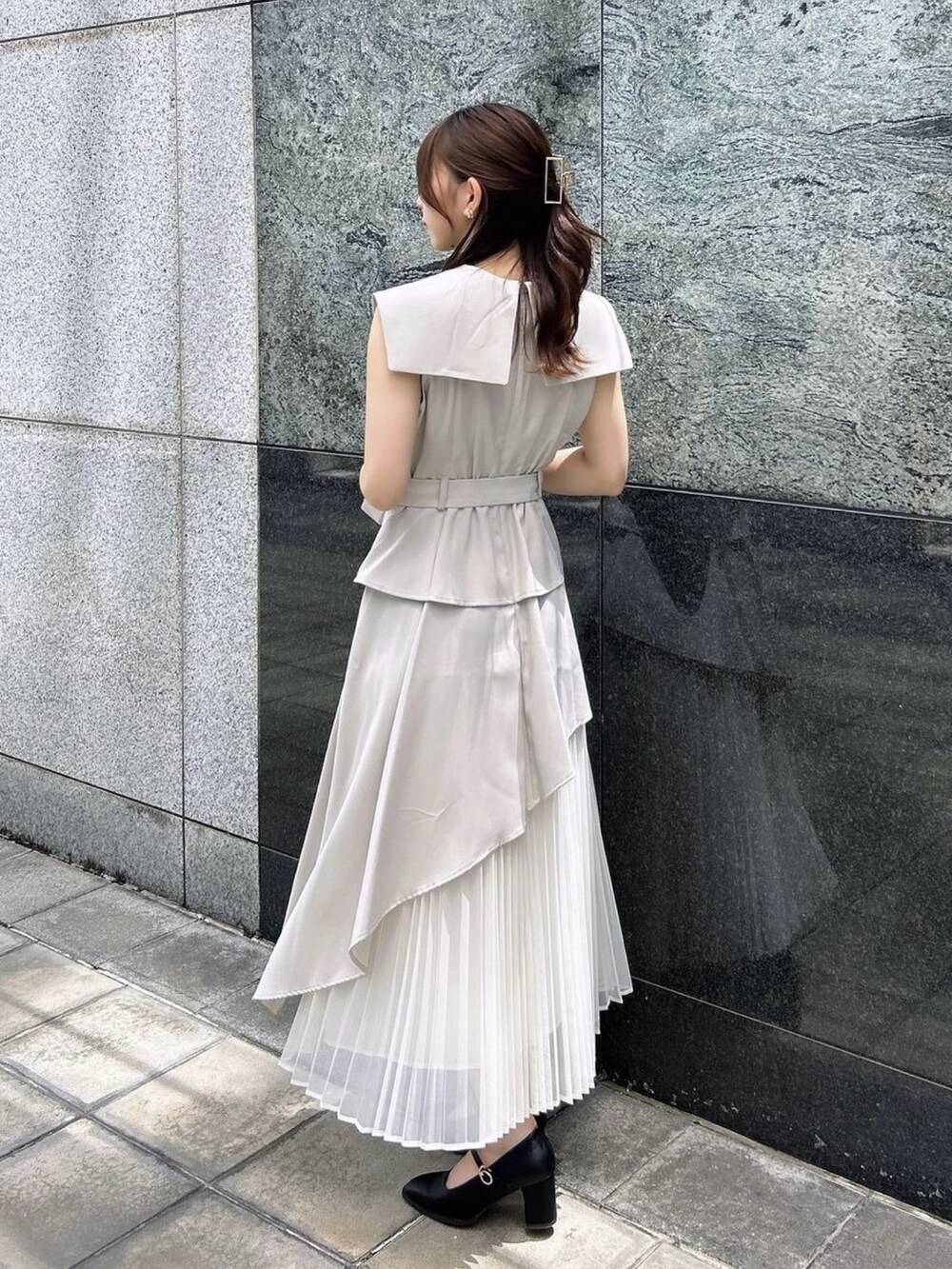 ブラック系のパンプス、ホワイト系のワンピースを着用したレディースの夏コーディネートの4枚目の写真