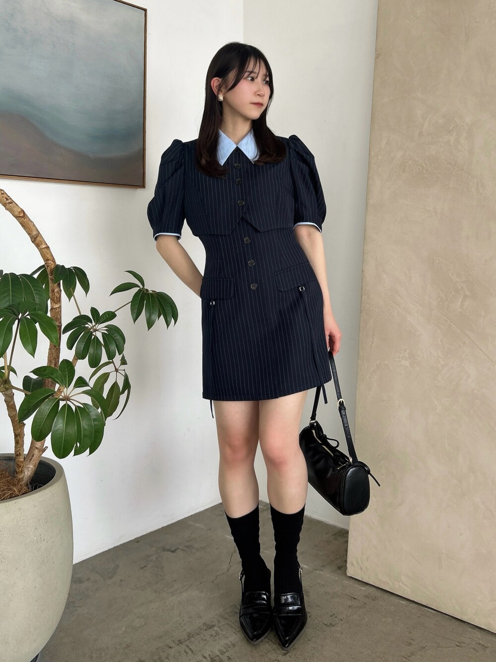 ブルー系のワンピース、ブラック系のローファーを着用したレディースの冬コーディネートの2枚目の写真