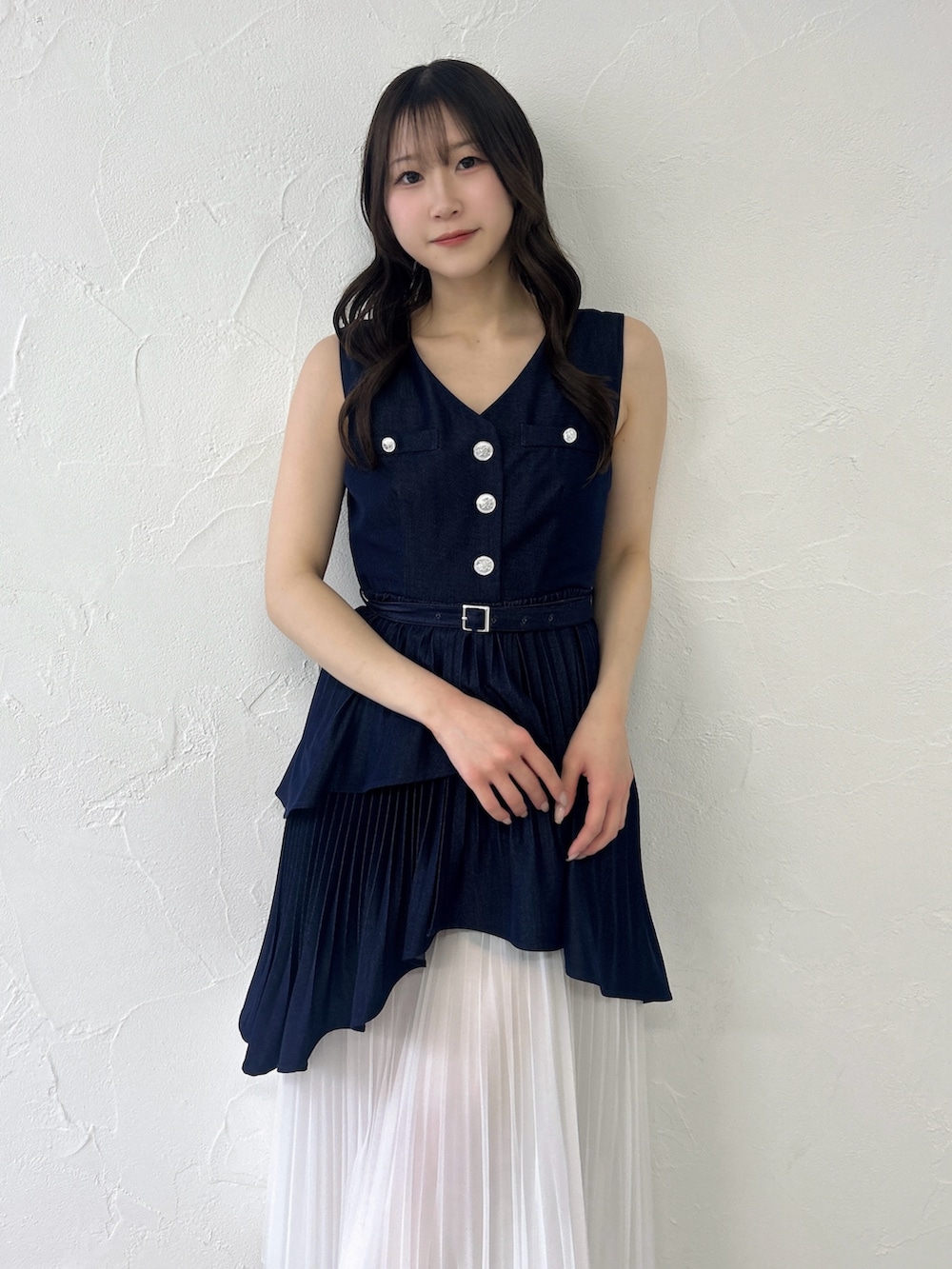 ブルー系のワンピースを着用したレディースの春コーディネートの8枚目の写真