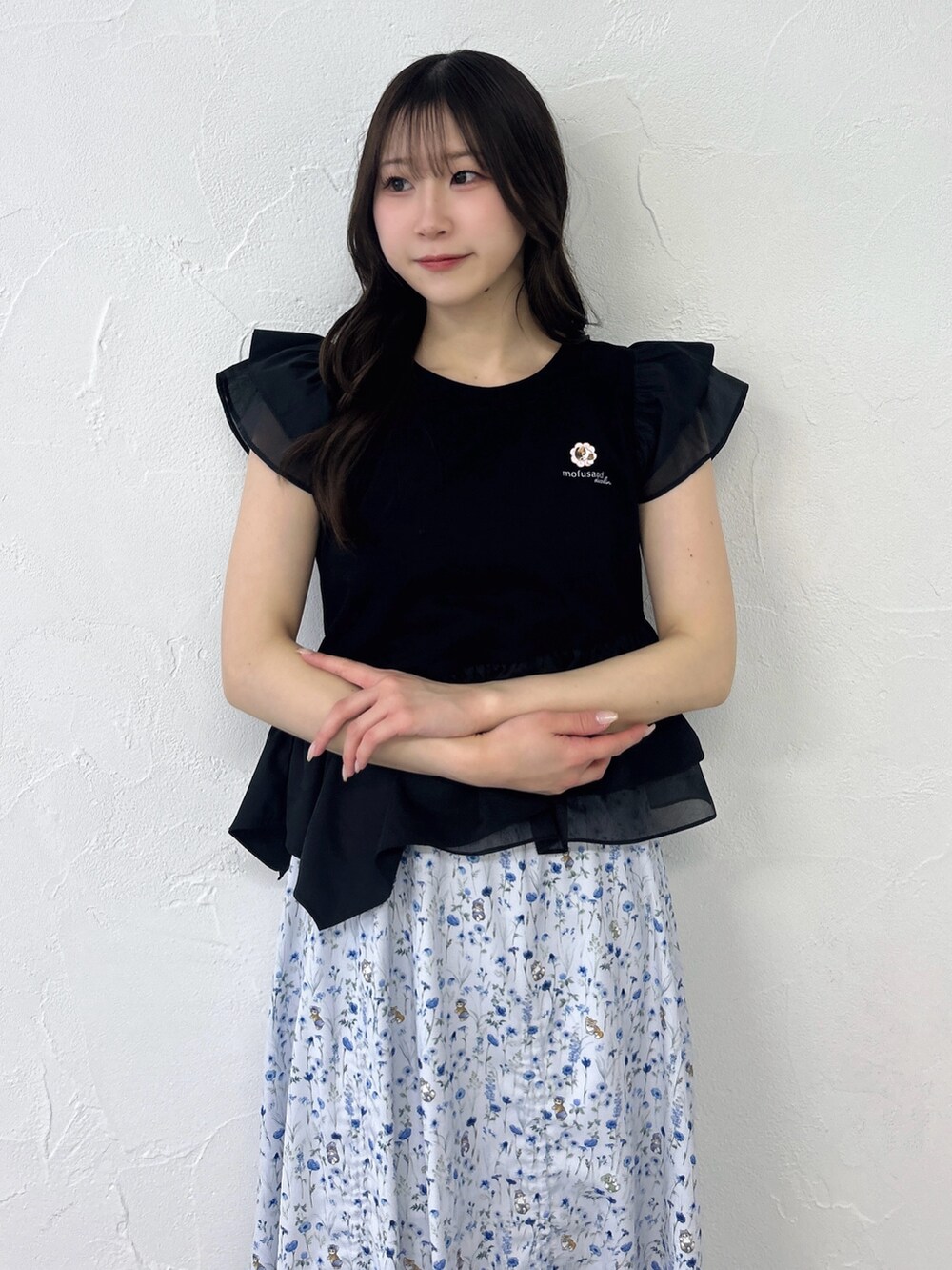 ブラック系のTシャツ/カットソー、ブルー系のスカート、ブラック系のサンダルを着用したレディースの春コーディネートの8枚目の写真