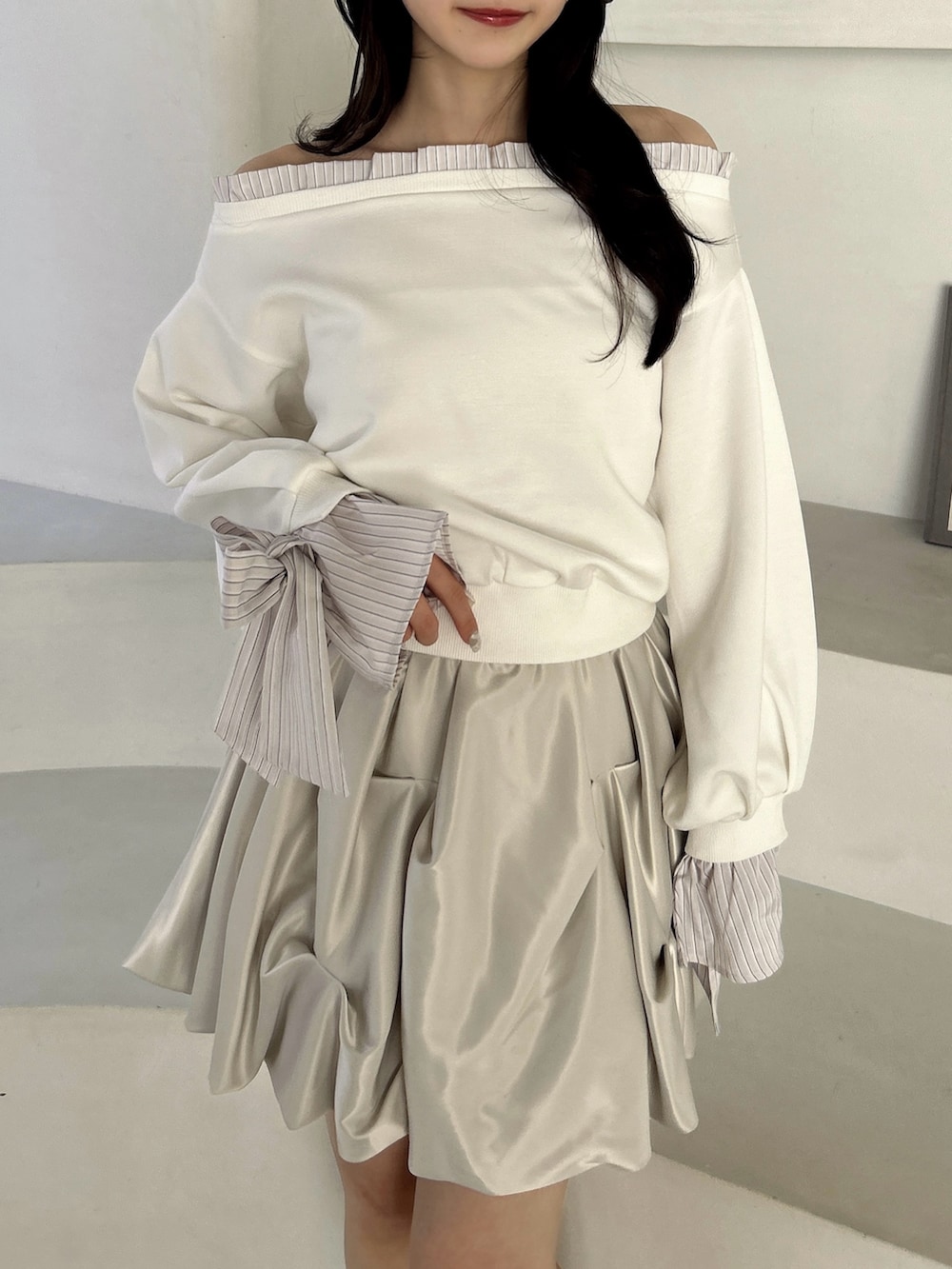 ホワイト系のTシャツ/カットソー、ホワイト系のスカートを着用したレディースの春コーディネートの7枚目の写真