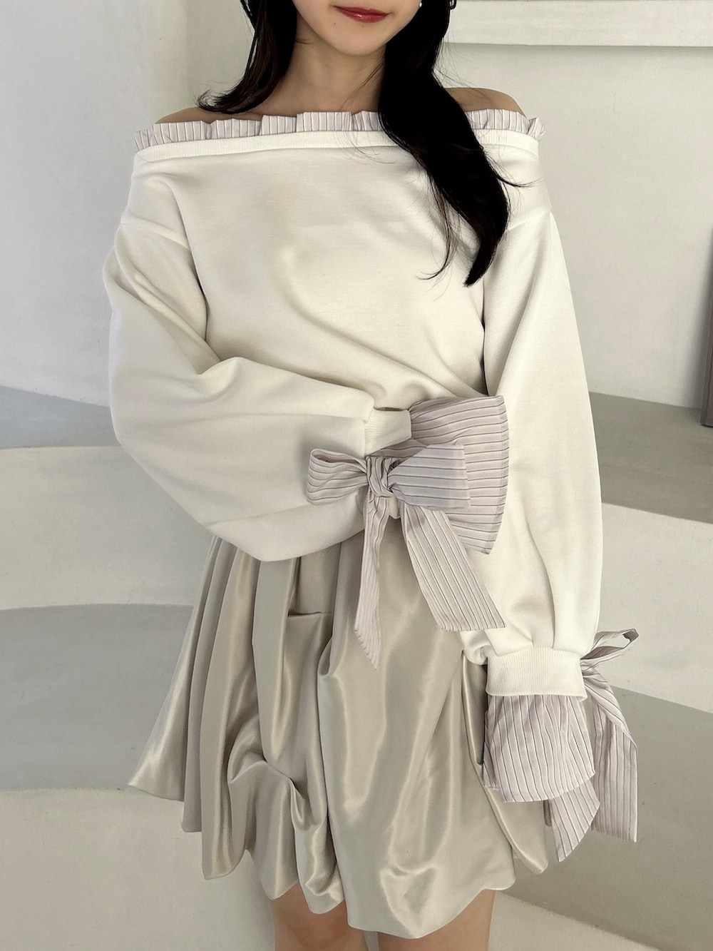 ホワイト系のTシャツ/カットソー、ホワイト系のスカートを着用したレディースの春コーディネートの6枚目の写真