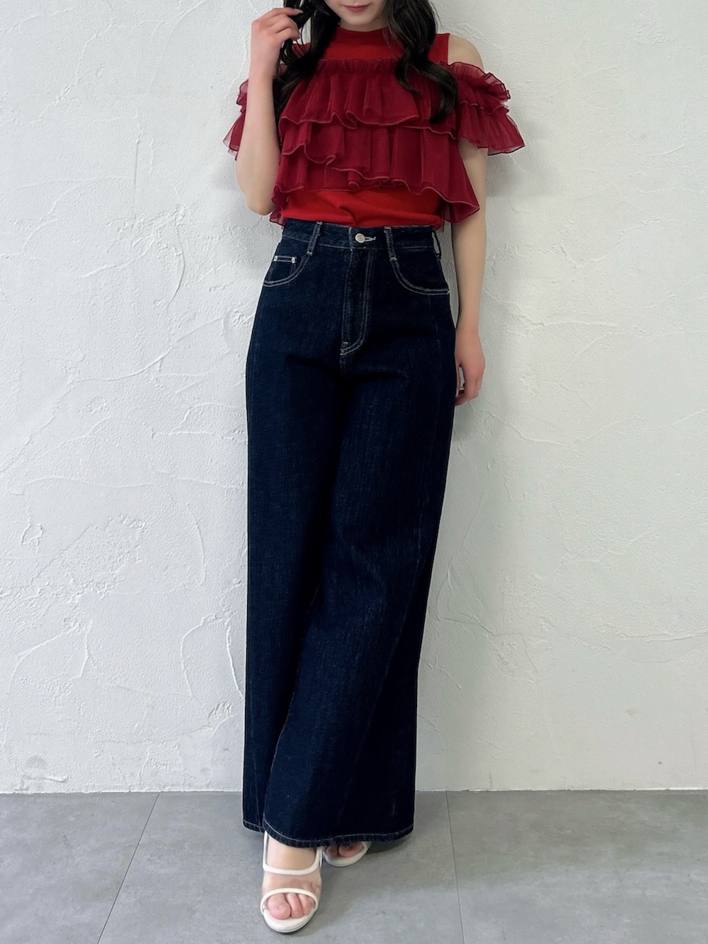 レッド系のTシャツ/カットソー、ブルー系のデニムパンツを着用したレディースの春コーディネートの4枚目の写真