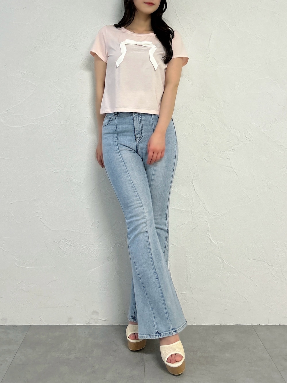 ピンク系のTシャツ/カットソー、ブルー系のデニムパンツ、ホワイト系のサンダルを着用したレディースの夏コーディネートの3枚目の写真