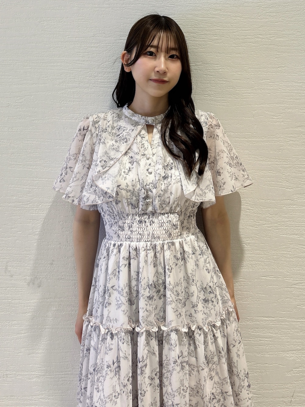 ピンク系のワンピース、ピンク系のワンピース、ホワイト系のサンダルを着用したレディースの夏コーディネートの6枚目の写真