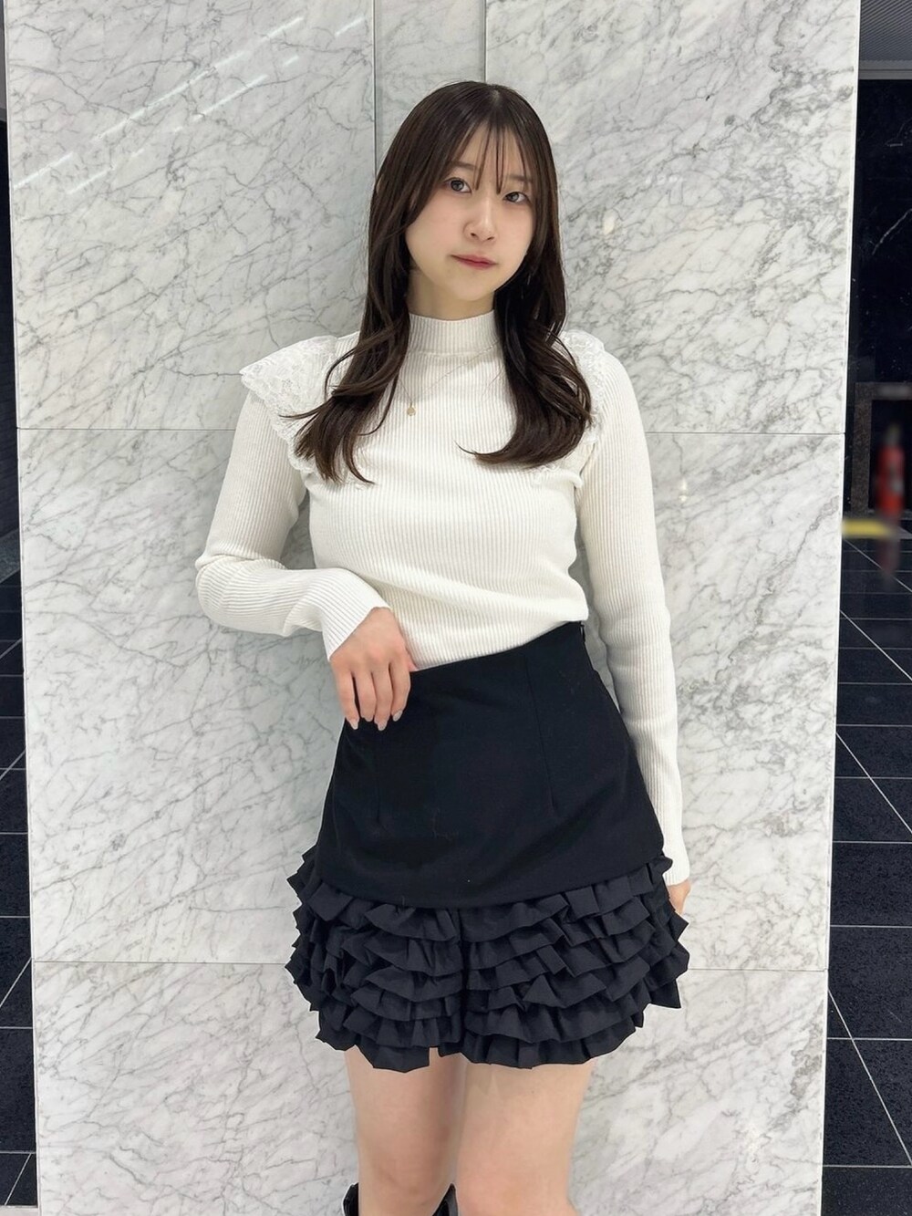 その他のブーツ、ブラック系のその他パンツ、ホワイト系のニット/セーターを着用したレディースの秋コーディネートの5枚目の写真