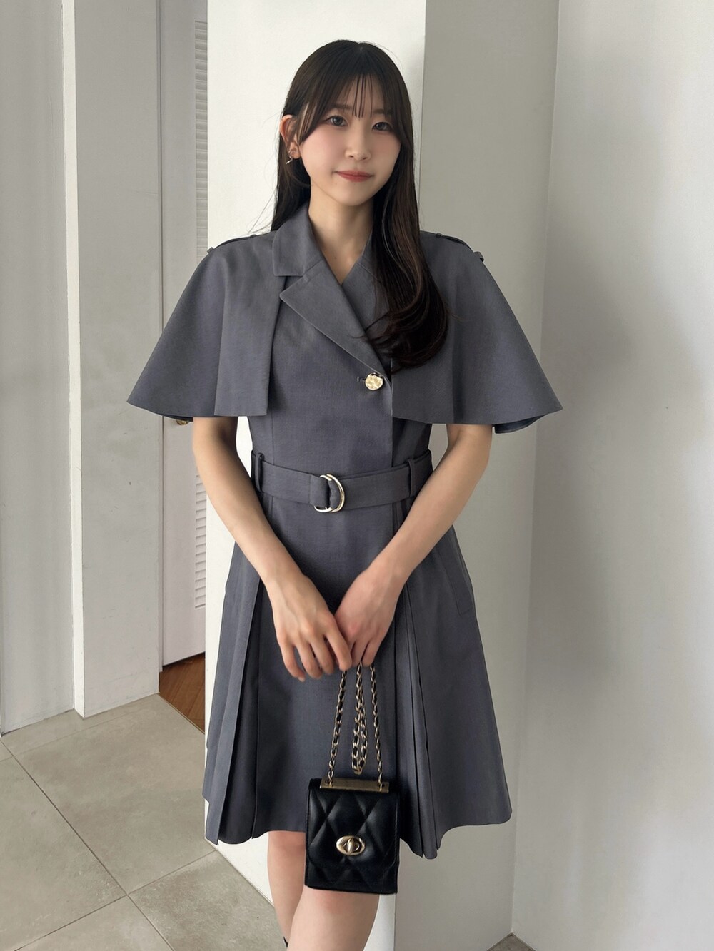 グレー系のワンピースを着用したレディースの秋コーディネートの7枚目の写真