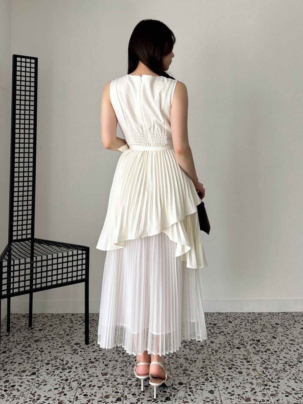 ホワイト系のワンピースを着用したレディースの春コーディネートの5枚目の写真