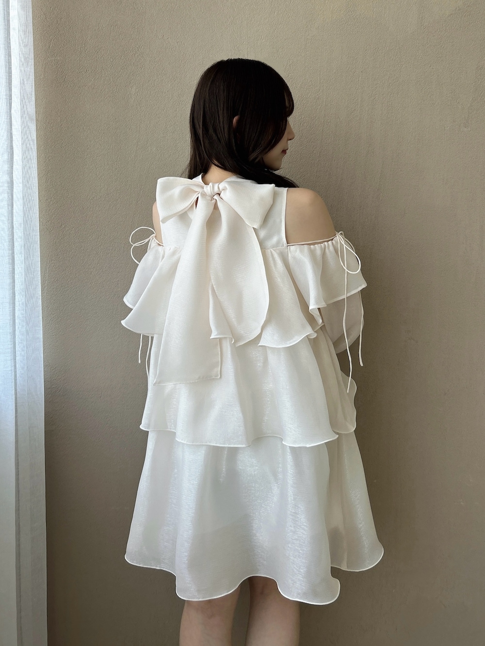 ホワイト系のワンピース、ホワイト系のパンプスを着用したレディースの秋コーディネートの9枚目の写真
