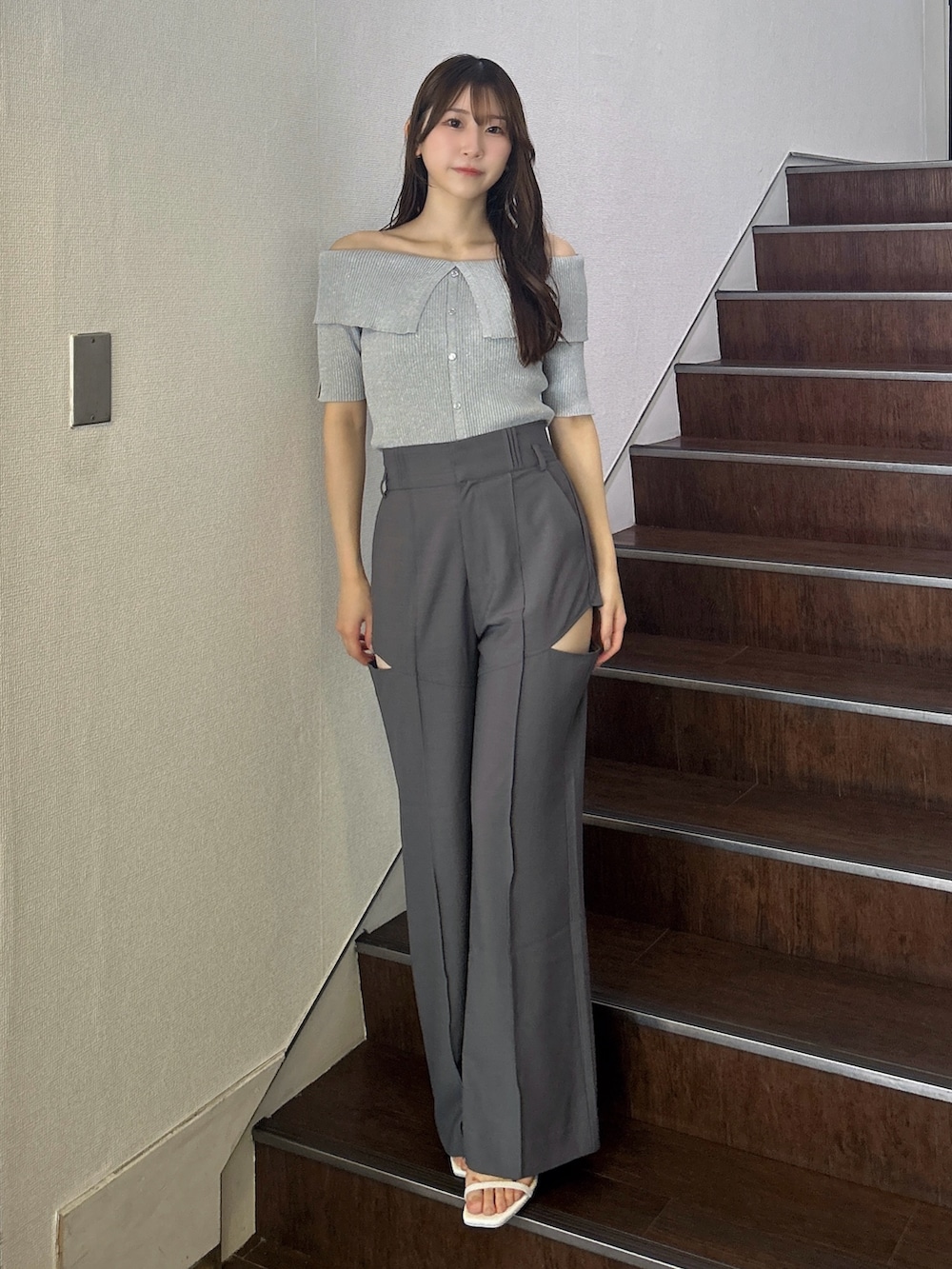 グレー系のニット/セーター、グレー系のその他パンツ、ホワイト系のサンダルを着用したレディースの秋コーディネートの2枚目の写真