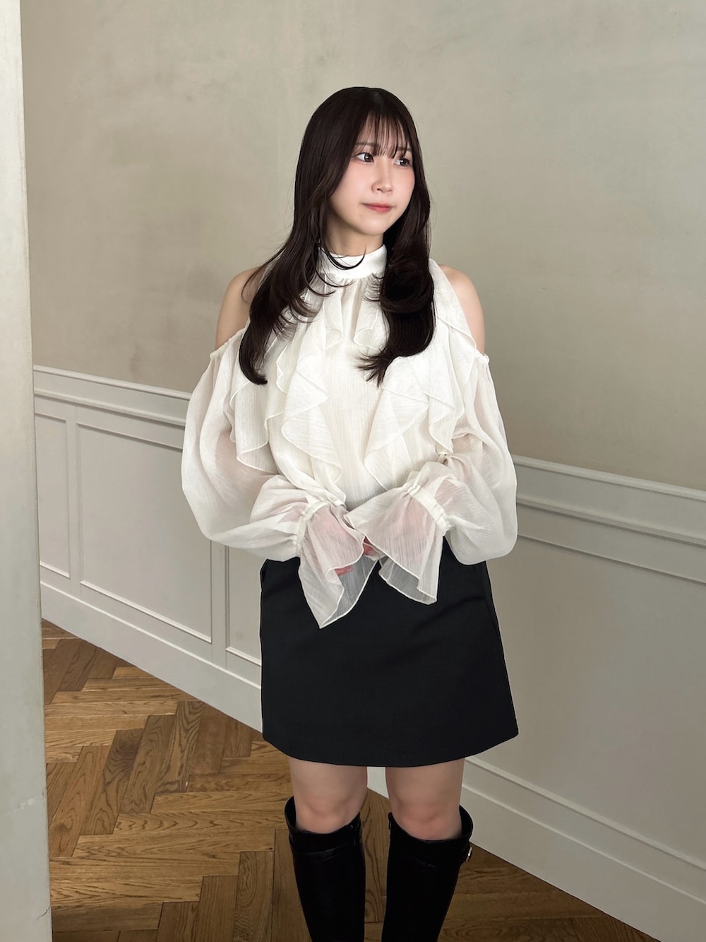 ホワイト系のシャツ/ブラウス、グレー系のスカート、ブラック系のブーツを着用したレディースの夏コーディネートの6枚目の写真