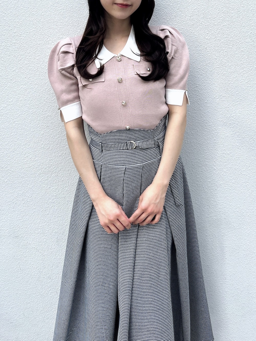 ピンク系のニット/セーター、その他のスカートを着用したレディースの冬コーディネートの6枚目の写真