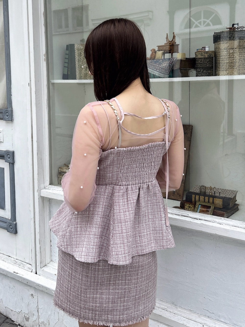 ピンク系のタンクトップ、ピンク系のTシャツ/カットソー、ピンク系のスカートを着用したレディースの秋コーディネートの8枚目の写真