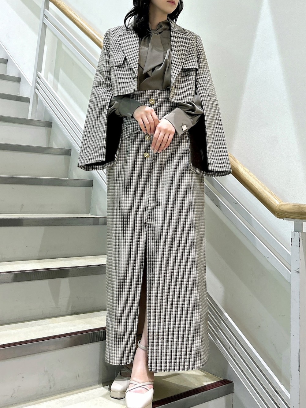 ブラウン系のスカート、ブラウン系のシャツ/ブラウス、ブラウン系のテーラードジャケットを着用したレディースの秋コーディネートの4枚目の写真