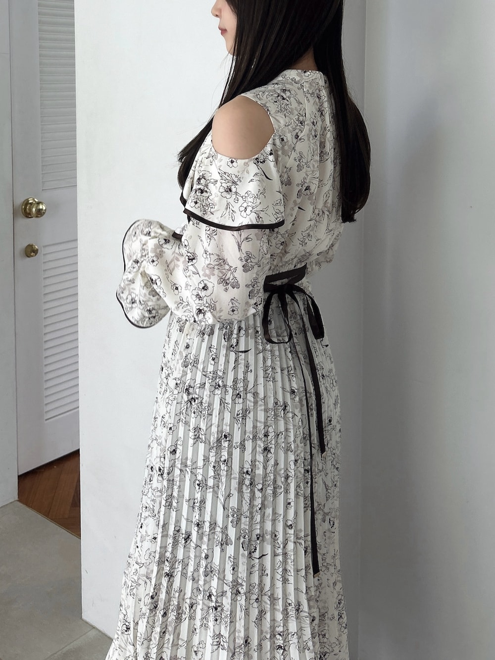 ホワイト系のワンピース、ブラウン系のパンプスを着用したレディースの秋コーディネートの10枚目の写真