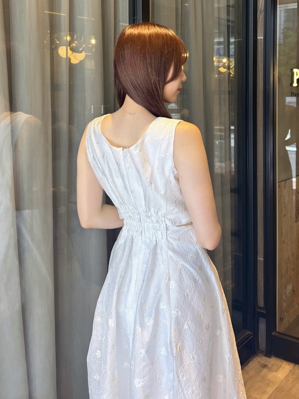 ホワイト系のワンピース、ホワイト系のサンダルを着用したレディースの秋コーディネートの10枚目の写真