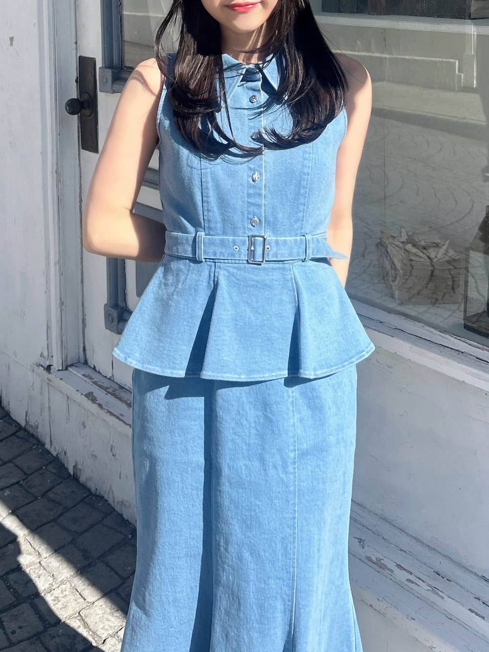 ブルー系のワンピース、ホワイト系のサンダル、イエロー系のハンドバッグを着用したレディースの春コーディネートの6枚目の写真