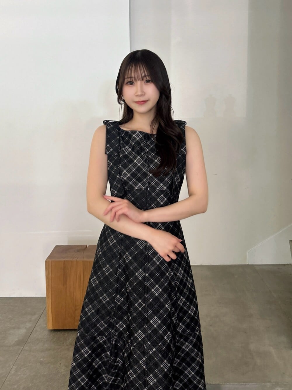 ホワイト系のシャツ/ブラウス、その他のワンピース、ブラック系のパンプスを着用したレディースの夏コーディネートの9枚目の写真