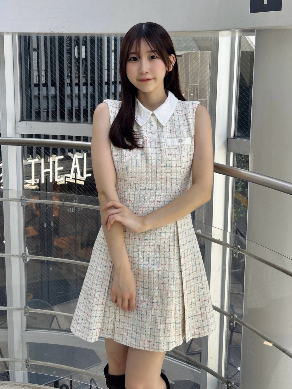 ホワイト系のワンピース、ブラウン系のブーツを着用したレディースの秋コーディネートの6枚目の写真