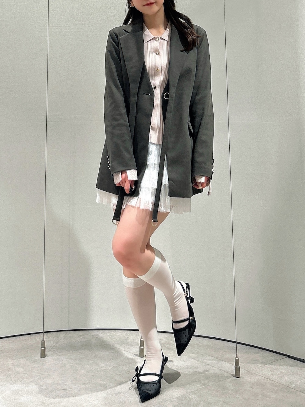 ホワイト系のその他パンツ、ブラック系のパンプス、ブラウン系のテーラードジャケットを着用したレディースの春コーディネートの3枚目の写真