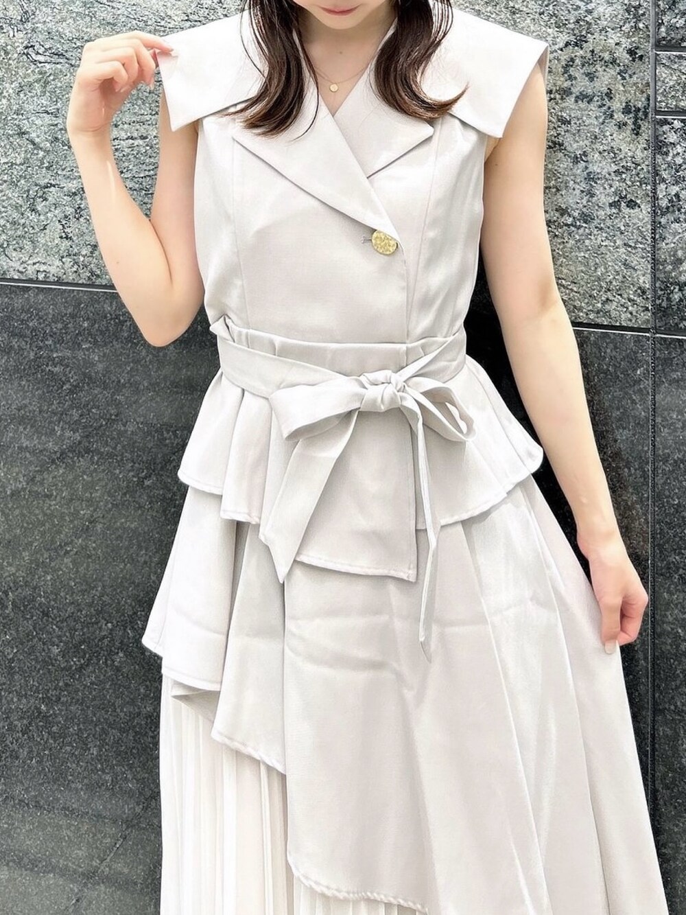 ブラック系のパンプス、ホワイト系のワンピースを着用したレディースの夏コーディネートの8枚目の写真