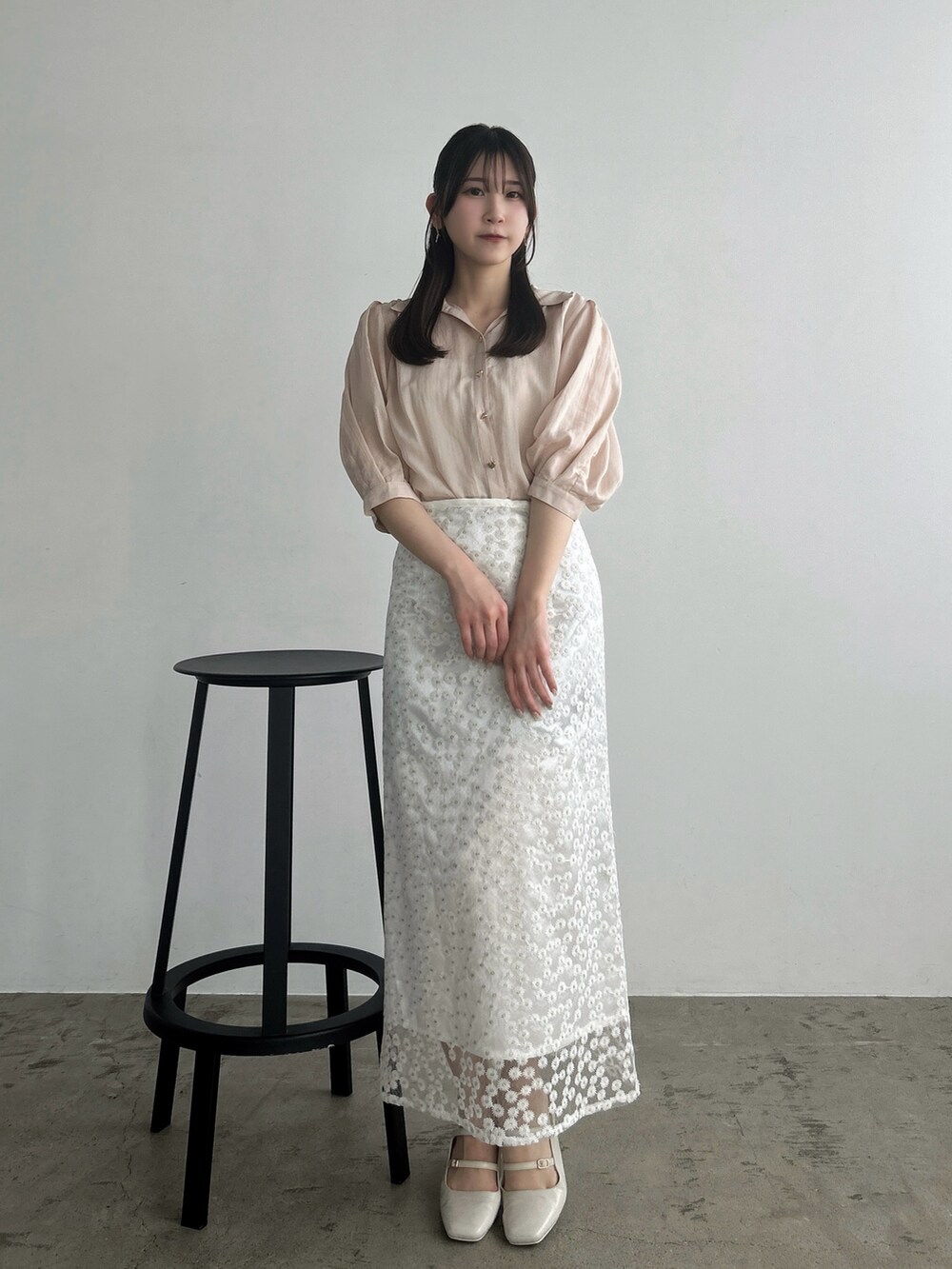 ホワイト系のスカート、ピンク系のシャツ/ブラウスを着用したレディースの春コーディネートの3枚目の写真