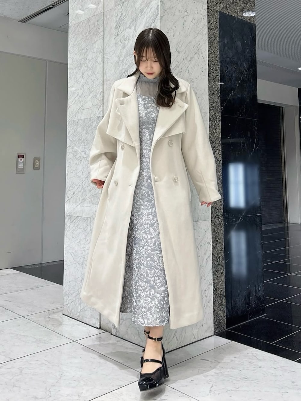 ホワイト系のその他アウター、ホワイト系のその他アウター、グレー系のドレスを着用したレディースの冬コーディネートの2枚目の写真