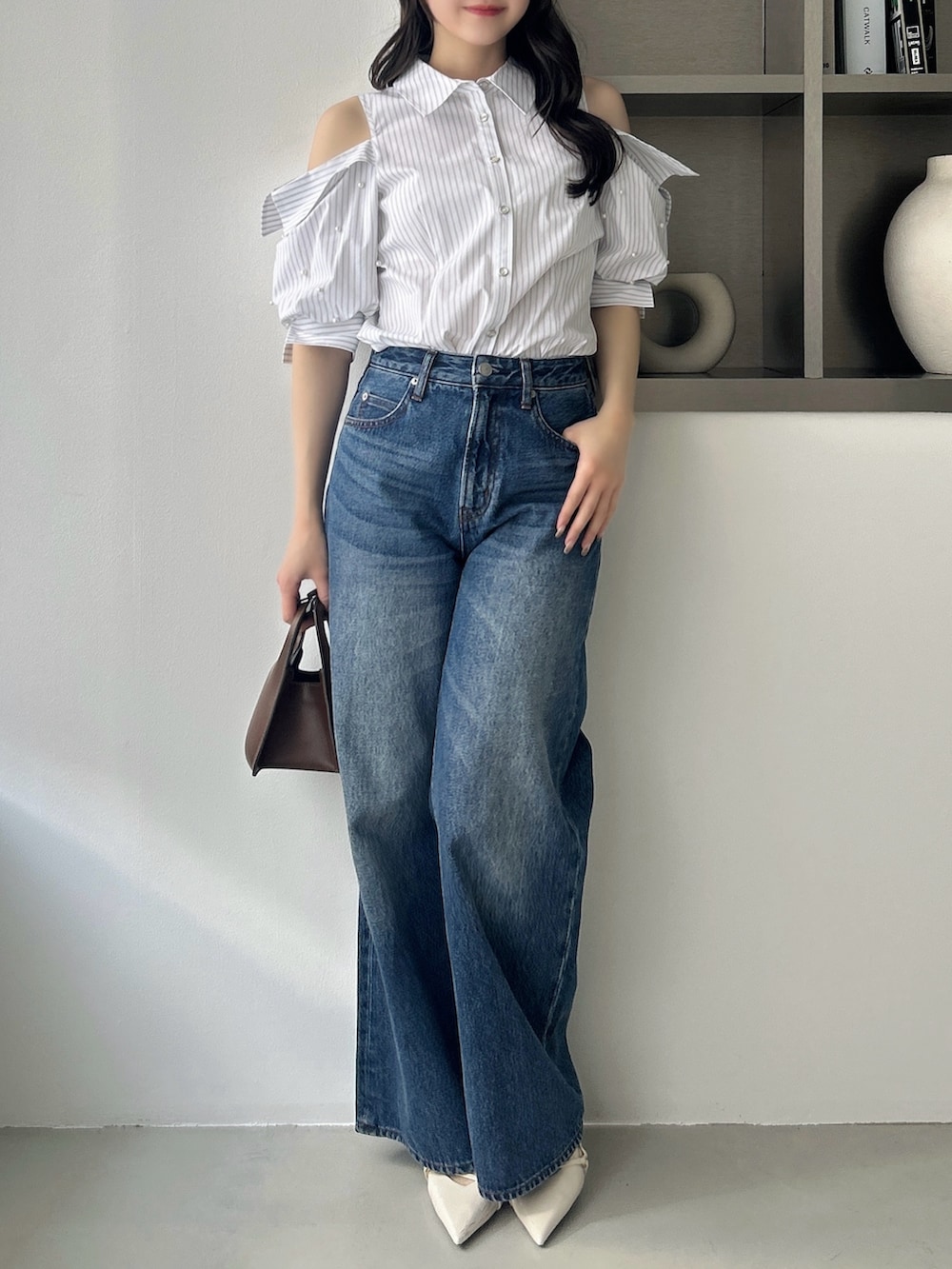 その他のシャツ/ブラウス、ブルー系のデニムパンツ、ブラウン系のハンドバッグを着用したレディースの春コーディネートの2枚目の写真