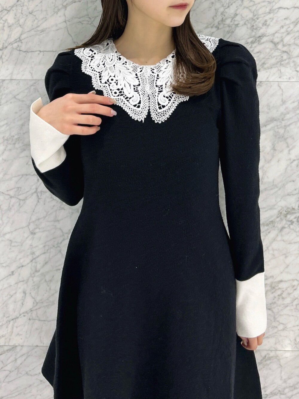 ブラック系のワンピース、ブラック系のブーツを着用したレディースの冬コーディネートの7枚目の写真