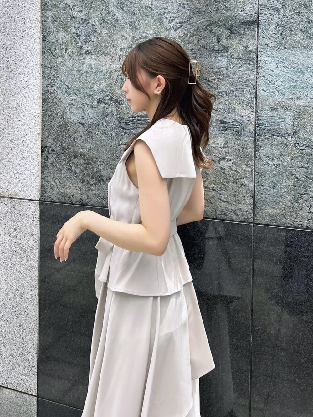 ブラック系のパンプス、ホワイト系のワンピースを着用したレディースの夏コーディネートの10枚目の写真