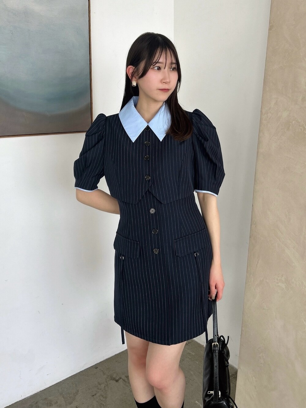 ブルー系のワンピース、ブラック系のローファーを着用したレディースの冬コーディネートの8枚目の写真