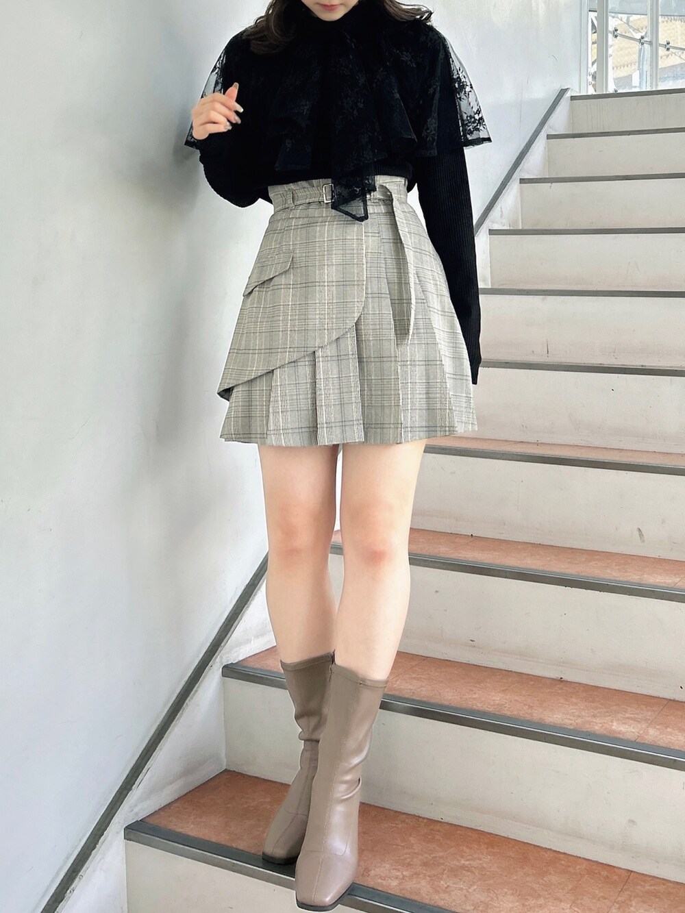 その他のスカート、ベージュ系のブーツ、ブラック系のTシャツ/カットソーを着用したレディースの秋コーディネートの4枚目の写真