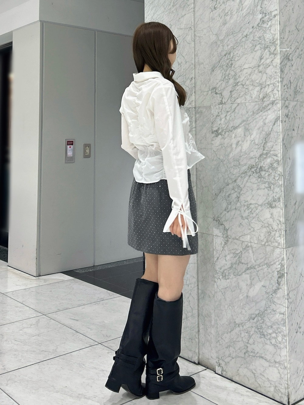 ホワイト系のシャツ/ブラウス、その他のスカート、ブラック系のブーツを着用したレディースの春コーディネートの5枚目の写真