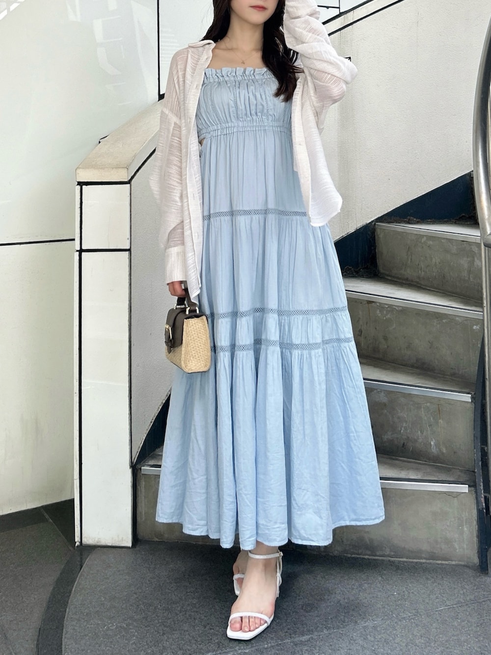 ホワイト系のシャツ/ブラウス、ブルー系のワンピース、ホワイト系のサンダルを着用したレディースの夏コーディネートの2枚目の写真