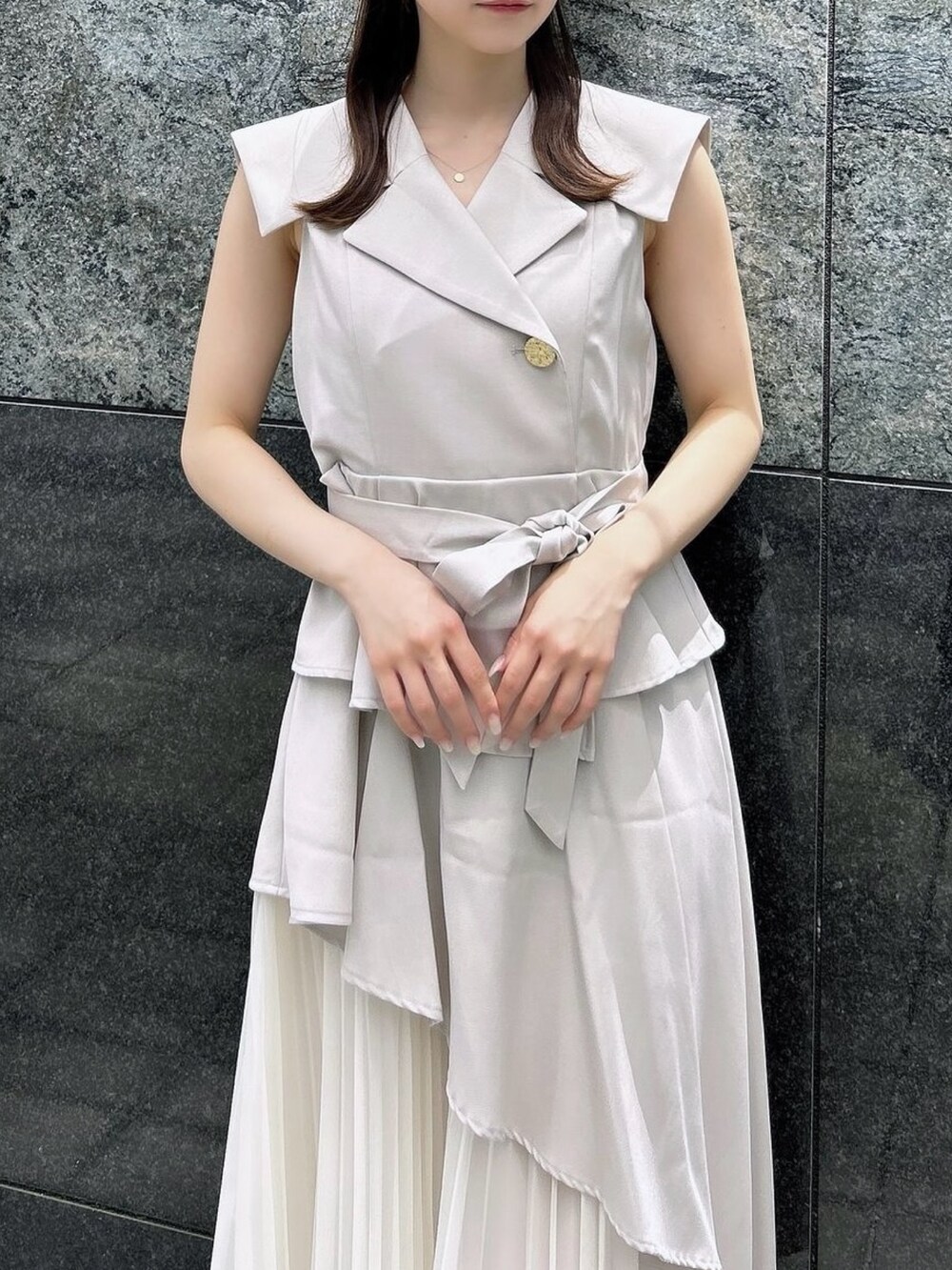 ブラック系のパンプス、ホワイト系のワンピースを着用したレディースの夏コーディネートの7枚目の写真