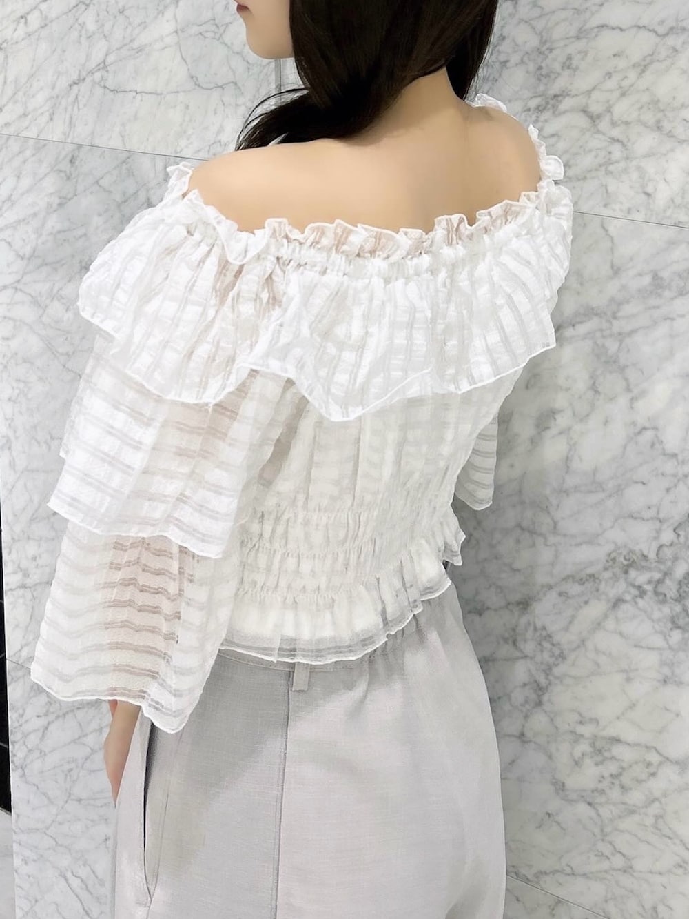 ホワイト系のシャツ/ブラウス、グレー系のカーゴパンツ、シルバー系のパンプスを着用したレディースの夏コーディネートの6枚目の写真