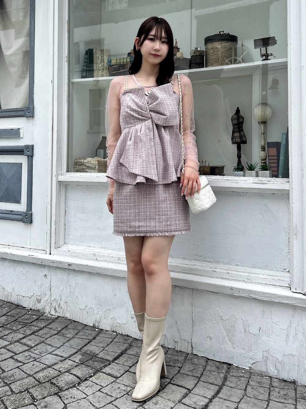 ピンク系のタンクトップ、ピンク系のTシャツ/カットソー、ピンク系のスカートを着用したレディースの秋コーディネートの2枚目の写真