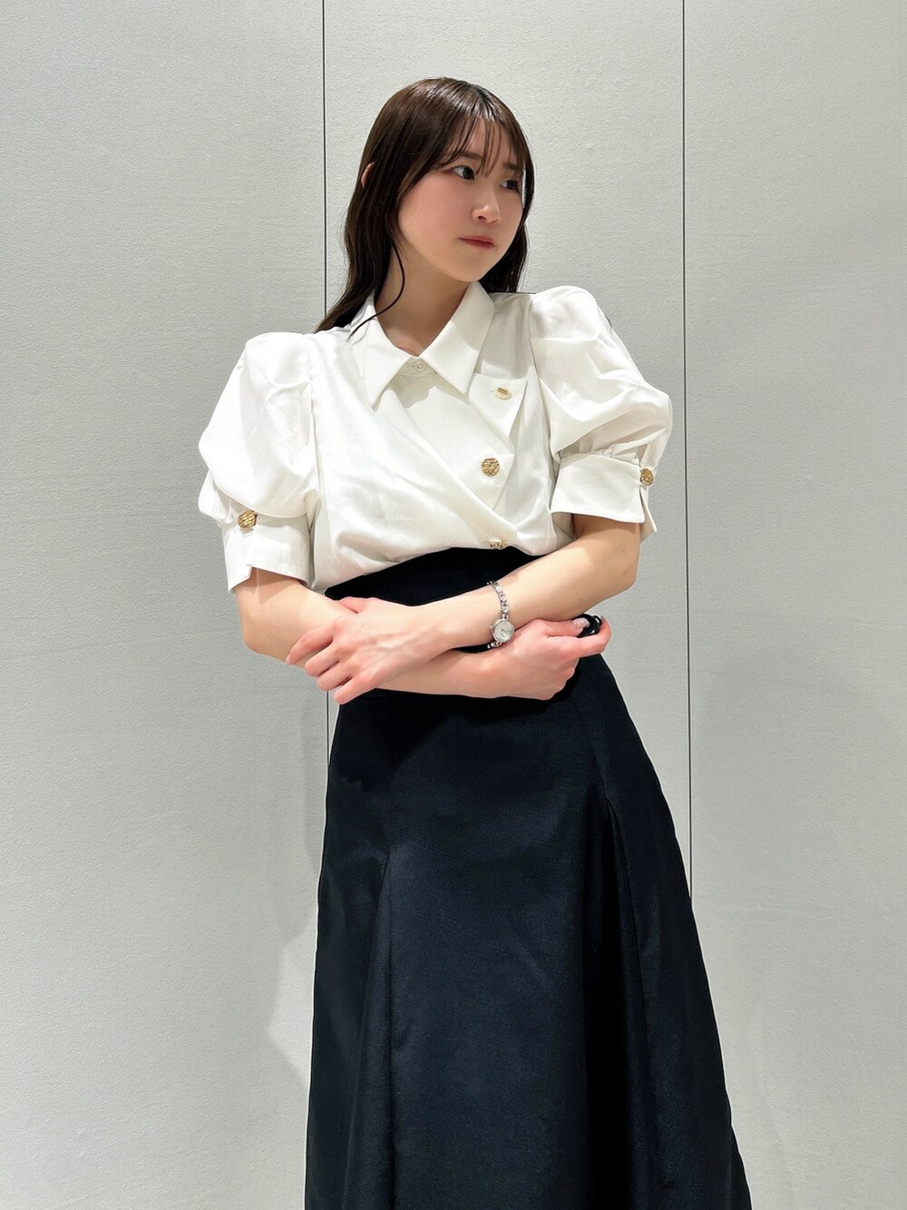 ホワイト系のシャツ/ブラウス、ブラック系のスカート、ブラック系のローファーを着用したレディースの春コーディネートの7枚目の写真