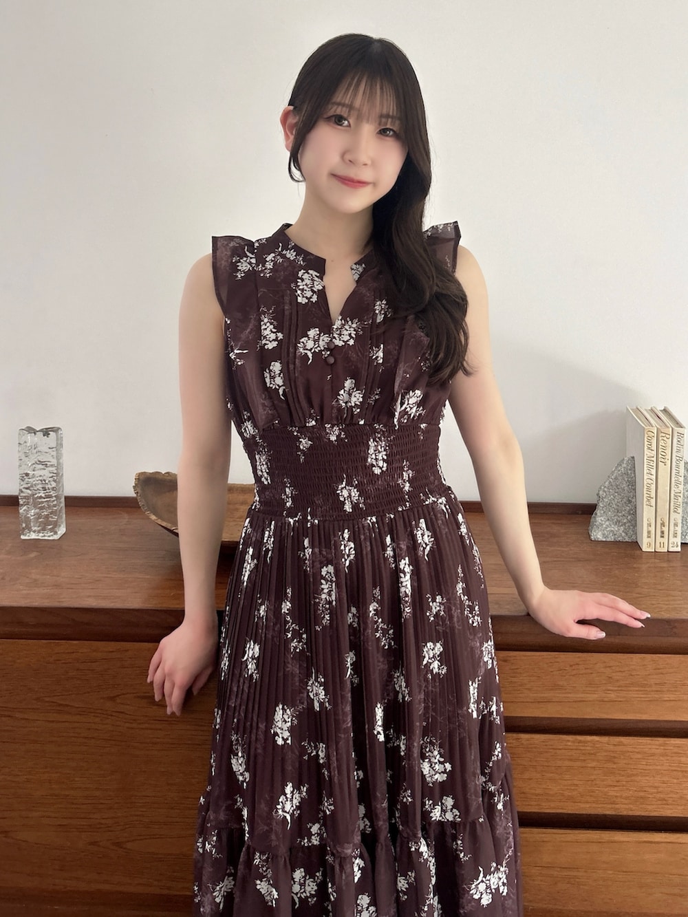 ブラウン系のワンピース、ホワイト系のパンプスを着用したレディースの夏コーディネートの7枚目の写真
