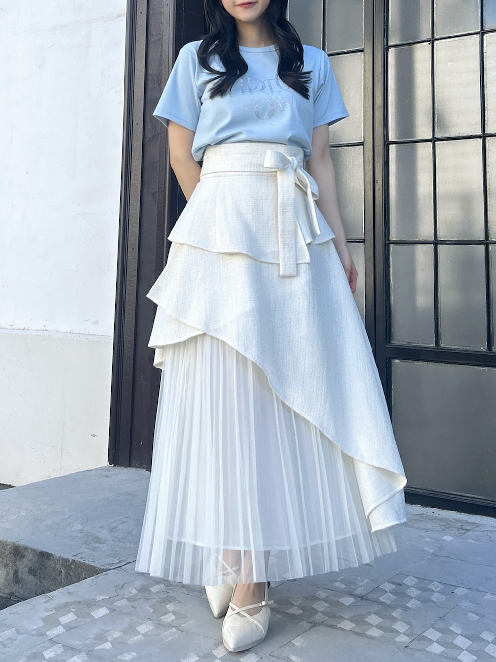 ブルー系のTシャツ/カットソー、ホワイト系のスカート、ホワイト系のパンプスを着用したレディースの春コーディネートの2枚目の写真