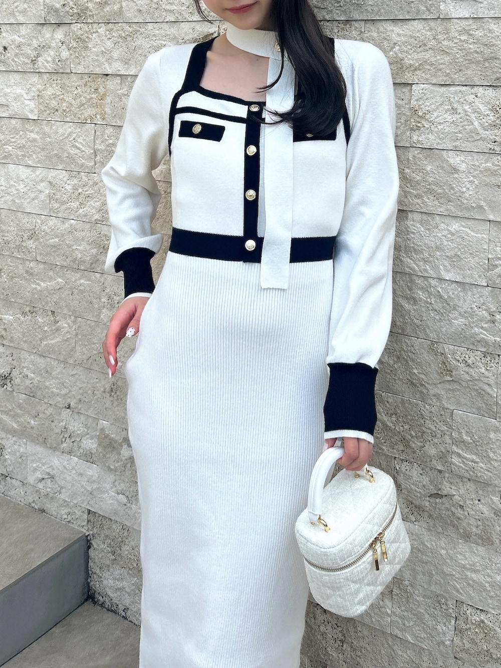 ホワイト系のワンピース、ブラック系のパンプスを着用したレディースの冬コーディネートの9枚目の写真