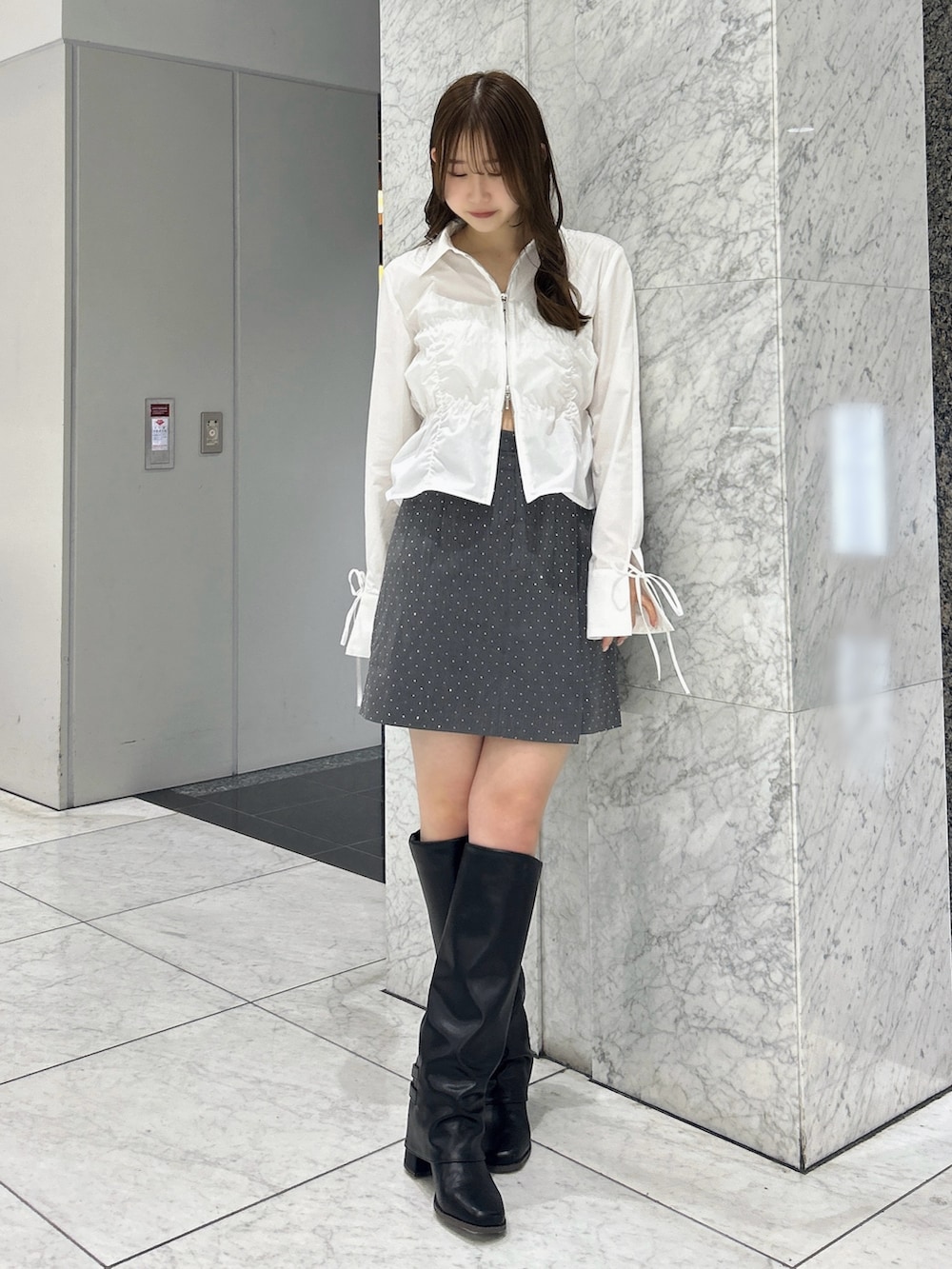 ホワイト系のシャツ/ブラウス、その他のスカート、ブラック系のブーツを着用したレディースの春コーディネートの2枚目の写真