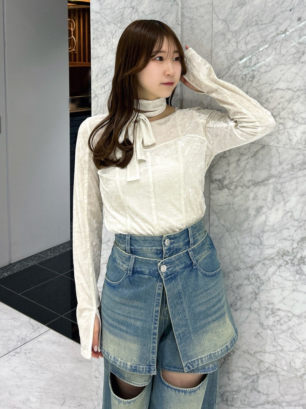 ホワイト系のTシャツ/カットソー、ブルー系のデニムパンツ、シルバー系のローファーを着用したレディースの春コーディネートの7枚目の写真