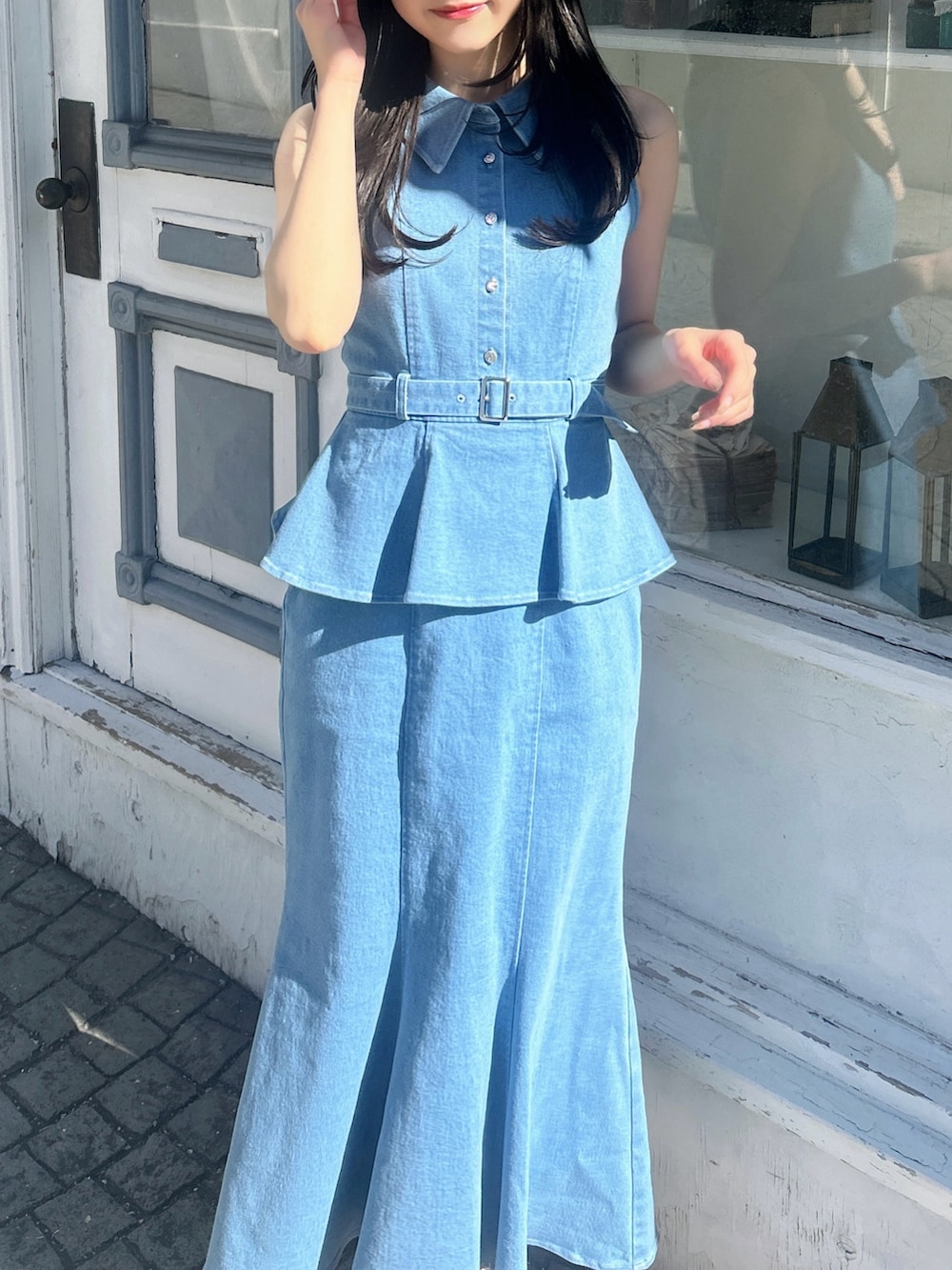 ブルー系のワンピース、ホワイト系のサンダル、イエロー系のハンドバッグを着用したレディースの春コーディネートの8枚目の写真